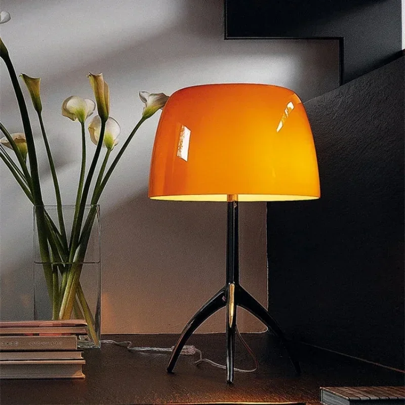 Floor Lamp Tripod - Lámpara de Mesa de Vidrio Vintage